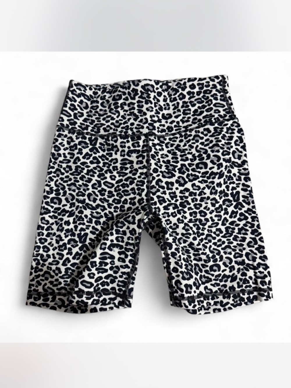 High waisted athletic shorts with pocket in white leopard